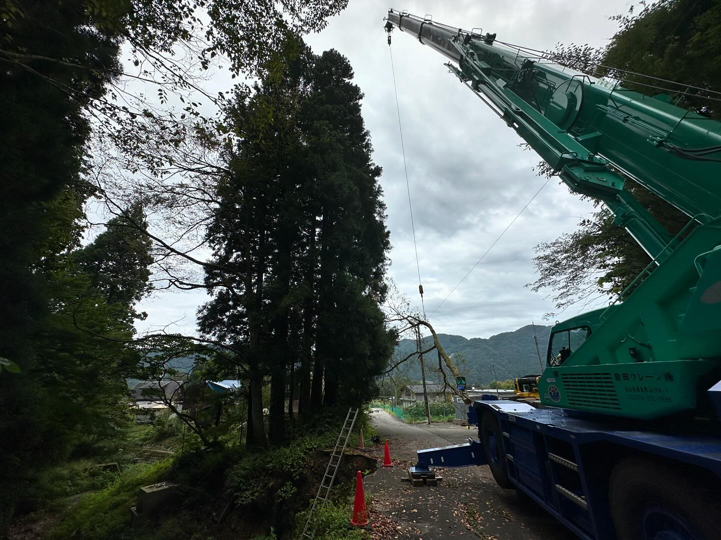 護岸工事での20本のスギ、ケヤキの伐採工________________________________⁡樹木でお困りの方は"株式会社なかの林業"にお任せ下さい！従業員も随時募集中です☘️お問合せはHP、DM、お電話にて！https://nakano-ringyo.jp⁡〒920-2133石川県白山市鶴来大国町西517℡: 076-272-4885fax: 076-272-8745________________________________⁡#伐採 #特殊伐採 #林業 #除草 #主伐 #間伐 #森林経営計画 #森林環境譲与税 #森林管理制度 #スマート林業 #国有林 #県有林 #市有林 #民有林 #公社林 #屋敷林 #素材生産 #造林 #支障木 #線下伐採 #除雪 #石川県 #白山市 #鶴来 #金沢市 #野々市市 #小松市 #能美市 #なかの林業