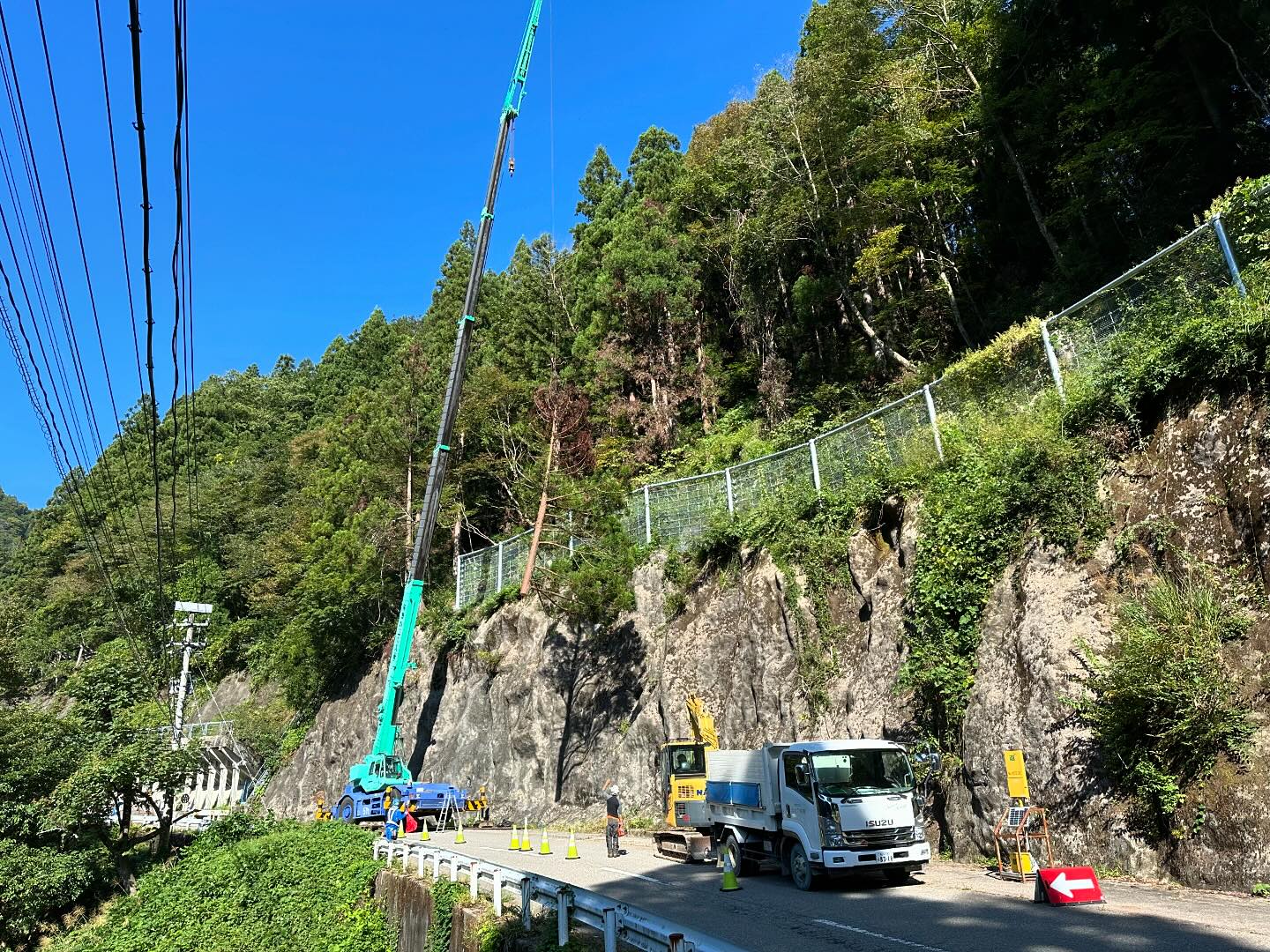 落石防護柵設置の為の法面伐採工️________________________________⁡樹木でお困りの方は"株式会社なかの林業"にお任せ下さい！従業員も随時募集中です☘️お問合せはHP、DM、お電話にて！https://nakano-ringyo.jp⁡〒920-2133石川県白山市鶴来大国町西517℡: 076-272-4885fax: 076-272-8745________________________________⁡#伐採 #特殊伐採 #林業 #除草 #主伐 #間伐 #森林経営計画 #森林環境譲与税 #森林管理制度 #スマート林業 #国有林 #県有林 #市有林 #民有林 #公社林 #屋敷林 #素材生産 #造林 #支障木 #線下伐採 #除雪 #石川県 #白山市 #鶴来 #金沢市 #野々市市 #小松市 #能美市 #なかの林業