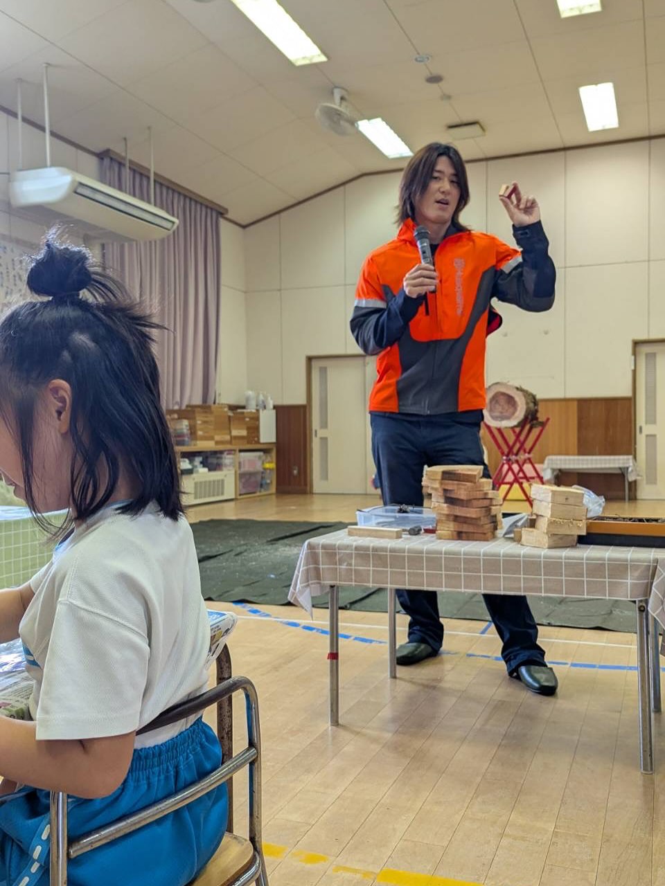 本日は野々市市の富奥保育園で木育教室を行いました！木に触れる子供達は輝いてました________________________________⁡樹木でお困りの方は"株式会社なかの林業"にお任せ下さい！従業員も随時募集中です☘お問合せはHP、DM、お電話にて！https://nakano-ringyo.jp⁡〒920-2133石川県白山市鶴来大国町西517℡: 076-272-4885fax: 076-272-8745________________________________⁡#伐採 #特殊伐採 #空師 #林業 #除草 #主伐 #間伐 #森林経営計画 #森林環境譲与税 #森林管理制度 #スマート林業 #国有林 #県有林 #市有林 #民有林 #公社林 #屋敷林 #素材生産 #造林 #支障木 #線下伐採 #除雪 #石川県 #白山市 #鶴来 #金沢市 #野々市市 #小松市 #能美市 #なかの林業
